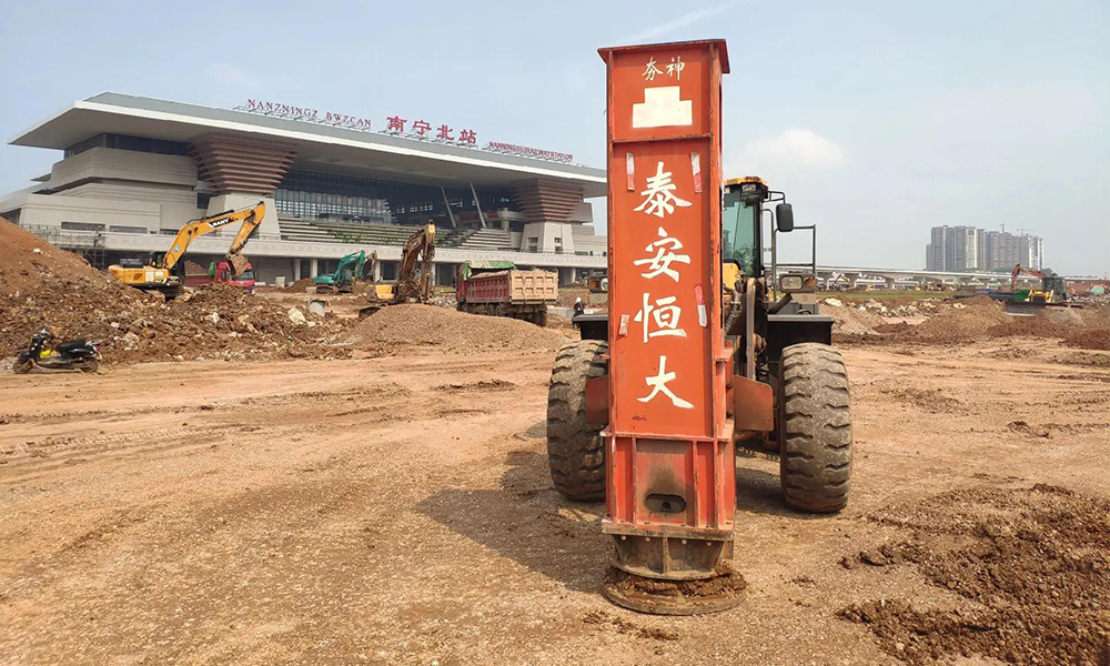 廣西南寧高鐵使用HC高速液壓夯實(shí)機(jī)施工中